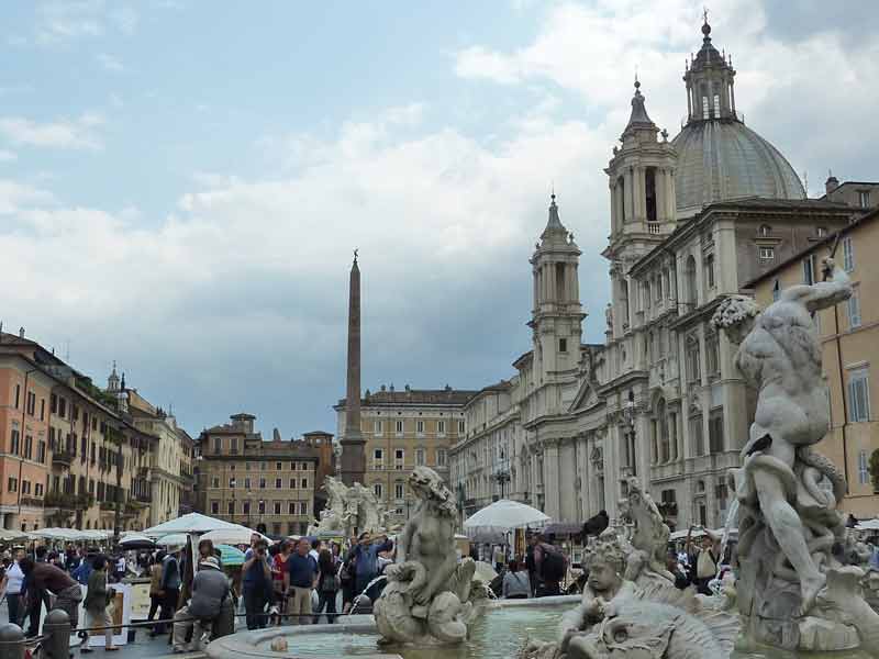 Piazza Navona à Rome avec la fontaine des Quatre-Fleuves et l’église Sant’Agnese, ambiance baroque en fin de journée