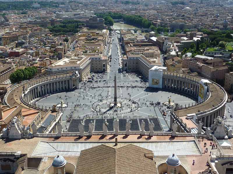 Vue panoramique sur la place Saint-Pierre depuis le dôme du Vatican, étape majeure pour visiter Rome en 2 jours