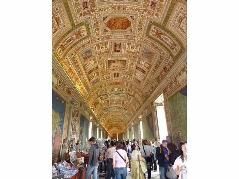 Galerie décorée des musées du Vatican avec fresques et visiteurs
