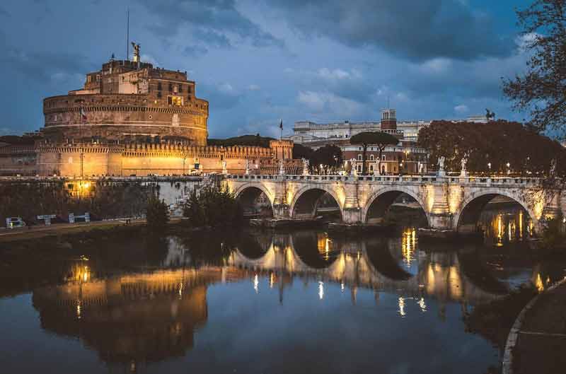 Château Saint-Ange illuminé au bord du Tibre à Rome