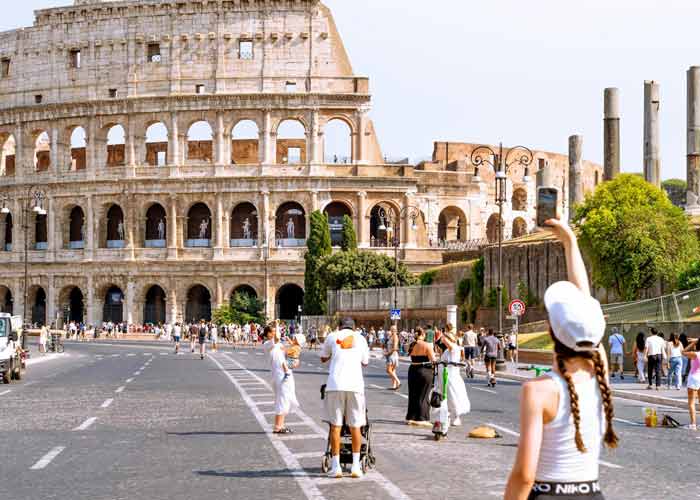 Vue extérieure du Colisée de Rome depuis la Via dei Fori Imperiali