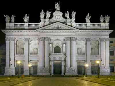 Photo de la façade avant de la basilique Saint-Jean-de-Latran prise de nuit
