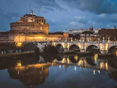 Vue sur le Château Saint-Ange et le pont Saint-Ange à Rome