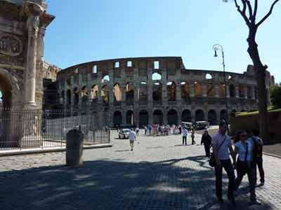 Vue sur le Colisée depuis l'arc de Constantin