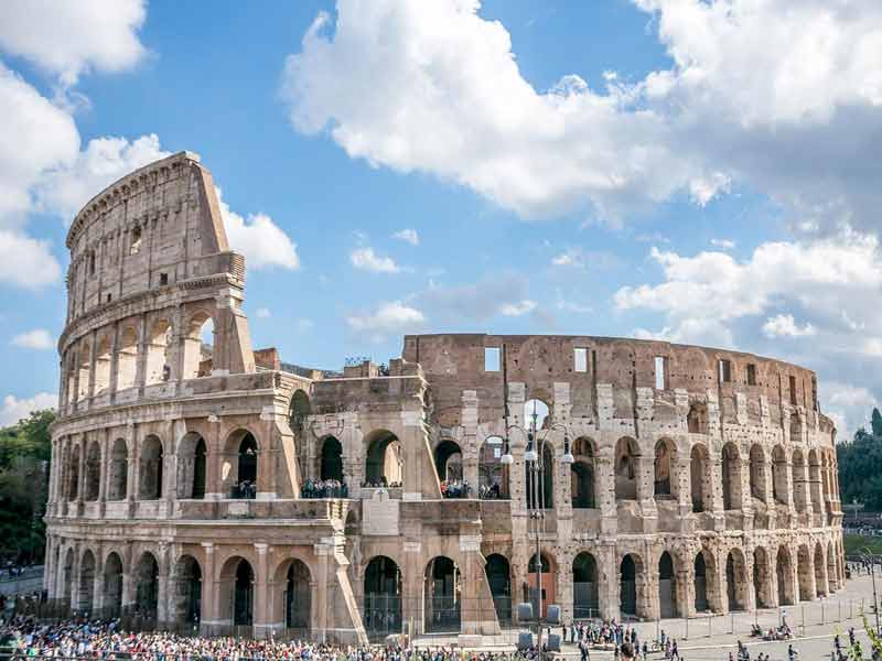 Vue intérieure du Colisée (Rome) : le parquet au fond est une reconstitution partielle de la plate-forme 
								en bois de l'arène