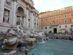 Vue sur la fontaine de Trevi et la rue della Stamperia