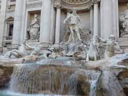 Neptune (dieu des mers et des océans) se tenant sur un char tiré par deux chevaux 
												marins (fontaine de Trevi, Rome)