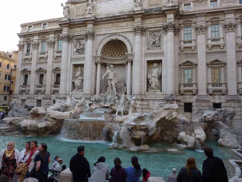 Gros plan sur la fontaine de Trevi