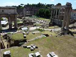 Vue sur l'arc de Septime Sévère et le temple de la Concorde, forum romain