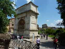 Vue sur l'arc de Titus et le Colisée, forum romain