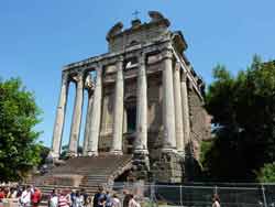 Temple d'Antonin et Faustine : temple romain situé sur le côté nord de la Via Sacra à l'entrée du forum romain