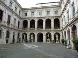 Cour intérieure du Palais Altemps à Rome, partie du Musée National Romain, présentant des arcades Renaissance et des sculptures antiques de la collection Ludovisi. Situé près de la Piazza Navona, ce palais illustre l'art italien et offre une visite incontournable pour les amateurs de culture et d'histoire.
