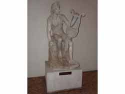Statue antique représentant un homme jouant de la lyre, exposée au Palais Altemps, partie du Musée National Romain à Rome. Cette sculpture fait partie de la prestigieuse collection Ludovisi, mettant en valeur l'art romain et grec. Située près de la Piazza Navona, cette pièce illustre l'histoire et la culture de l'Italie au fil des siècles.