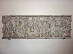 Bas-relief antique exposé au Palais Altemps à Rome, partie du Musée National Romain. Ce chef-d'œuvre en marbre illustre des scènes mythologiques et fait partie de la prestigieuse collection Ludovisi. Situé près de la Piazza Navona, ce palais est un lieu incontournable pour les visites d'art et d'histoire en Italie.