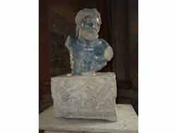 Buste antique exposé au Palais Altemps à Rome, une des pièces emblématiques de la prestigieuse collection Ludovisi. Ce chef-d'œuvre en marbre, situé dans le Musée National Romain, reflète l'excellence de l'art classique. À proximité de la Piazza Navona, le Palazzo Altemps est un incontournable des visites culturelles en Italie.