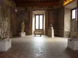 Salle d'exposition du Palais Altemps à Rome, mettant en valeur des sculptures antiques issues de la collection Ludovisi, accompagnées de fresques Renaissance. Située dans le Musée National Romain près de la Piazza Navona, cette salle illustre la richesse artistique et historique du Palazzo Altemps, un incontournable des visites culturelles en Italie.