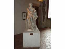 Statue antique exposée au Palais Altemps à Rome, partie du Musée National Romain. Cette sculpture, issue de la prestigieuse collection Ludovisi, est une pièce maîtresse de l'art classique. Située près de la Piazza Navona et entourée de nombreux hôtels, le Palazzo Altemps est une destination incontournable pour les amateurs d'art et d'histoire en Italie.