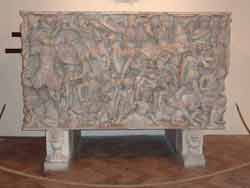 Sarcophage romain richement sculpté exposé au Palais Altemps à Rome, une des pièces emblématiques de la collection Ludovisi. Ce chef-d'œuvre antique fait partie des trésors du Musée National Romain, situé près de la Piazza Navona. Idéalement situé à proximité de nombreux hôtels, le Palazzo Altemps est un incontournable pour les amateurs d'art et d'histoire en Italie.