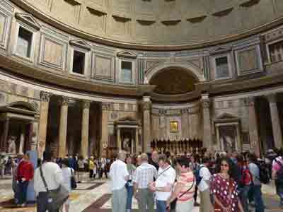 Intérieur du Panthéon de Rome avec vue sur l'autel
