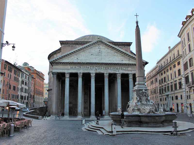 Vue sur la Piazza della Rotonda (place de la Rotonde), le Panthéon et la fontaine à obélisque (Rome)