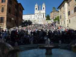 Vue sur la chiesa della Trinità dei Monti surplombant l’escalier de la Trinité-des-Monts