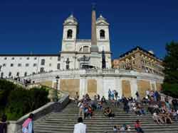 Vue sur la chiesa della Trinità dei Monti et le sommet de l’escalier de la Trinité-des-Monts