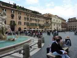 Vue sur la place Navone et la fontaine de Neptune