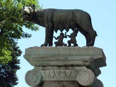 Réplique de la sculpture de la Louve capitoline sur la place du Capitole à Rome, symbole associé à 
												la légende de Romulus et Rémus et à la fondation de Rome depuis l'Antiquité
