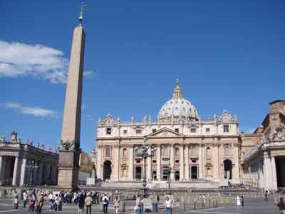 Vue sur la basilique Saint-Pierre et l'obélisque du Vatican depuis la place Saint-Pierre