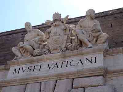 Sculpture à l'entrée des musées du Vatican : MVSEI VATICANI