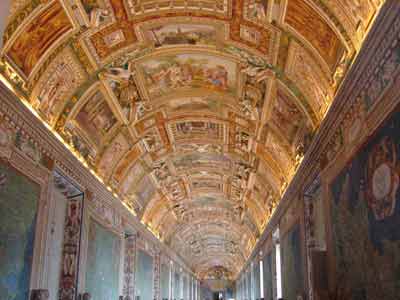 Peintures sur le plafond dans un couloir des musées du Vatican