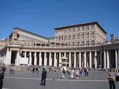 Colonnes réparties en 4 rangées sur la place Saint Pierre de Rome