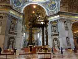 Baldaquin qui surplombe l’autel papal de la basilique Saint-Pierre