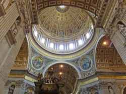 Coupole de la basilique Saint-Pierre au Vatican vue depuis l'intérieur