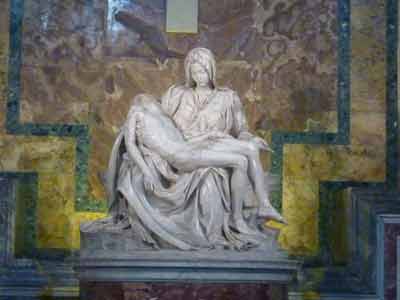 Pietà de Michel-Ange : sculpture en marbre représentant la Vierge Marie assise sur un rocher et tenant le Christ mort sur ses genoux
