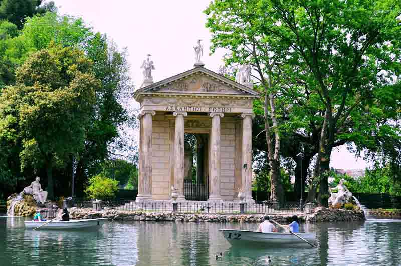 Temple d'Esculape, temple néoclassique situé sur un îlot artificiel du lac des jardins de la Villa Borghèse à Rome