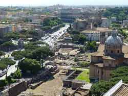 Vue sur le Colisée depuis la terrasse panoramique du monument à Victor-Emmanuel II, Rome