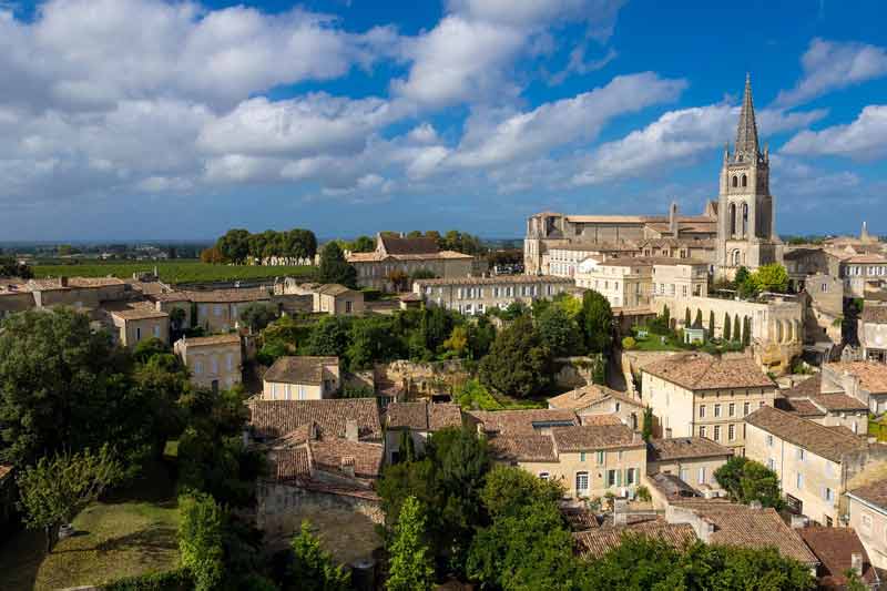 Vue panoramique sur le village médiéval de Saint-Émilion et ses vignobles, en Gironde