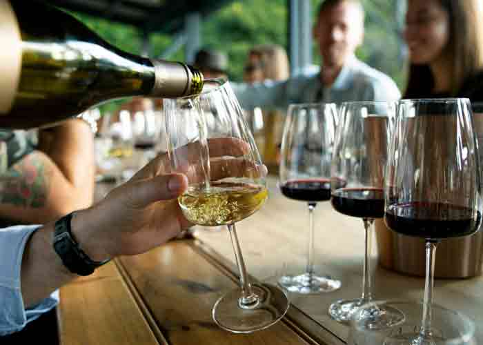 Dégustation de vins de Bordeaux entre amis, avec verres de rouge et blanc