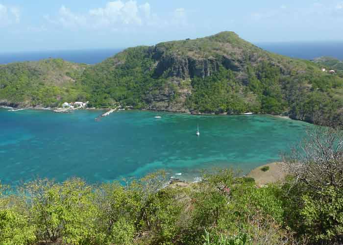 Vue panoramique depuis le Fort Napolon sur une baie turquoise aux Saintes en Guadeloupe