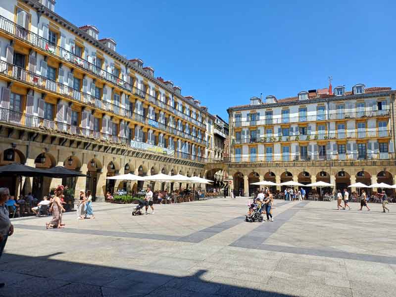Place de la Constitution à Saint-Sébastien avec ses immeubles à arcades et ses balcons numérotés dans la vieille ville