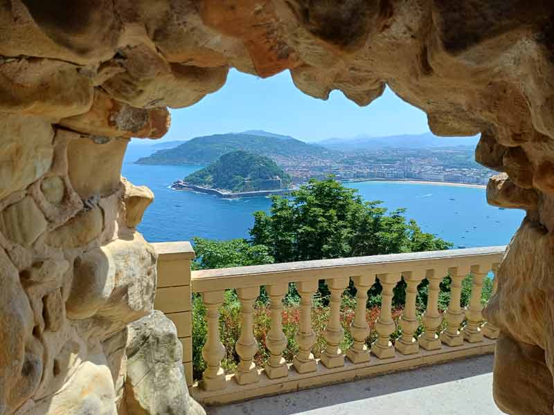 Vue sur la baie de la Concha et le mont Urgull depuis un belvédère du mont Igueldo à Saint-Sébastien