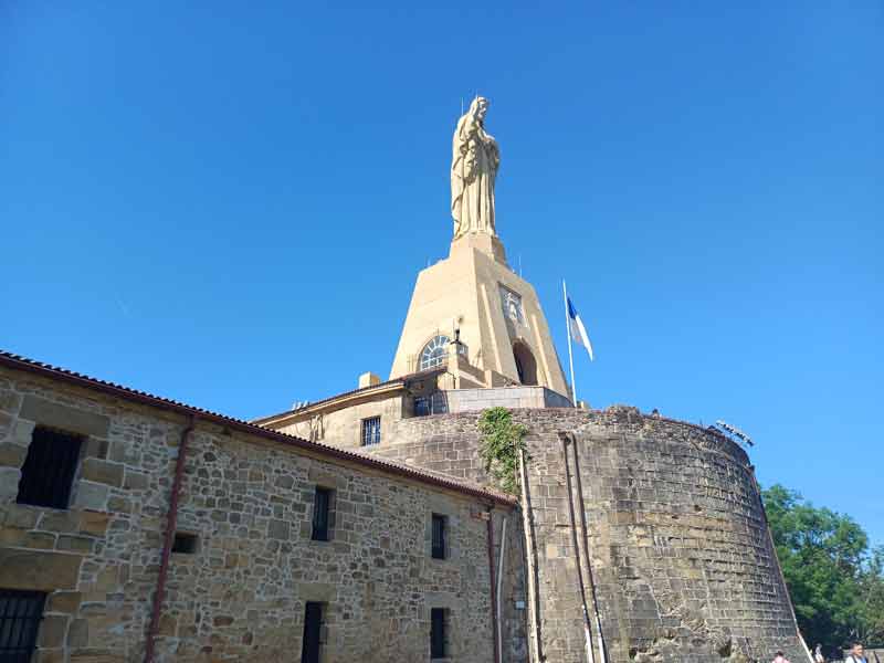 Statue du Sacré-Cœur au sommet du château de la Mota sur le mont Urgull à Saint-Sébastien