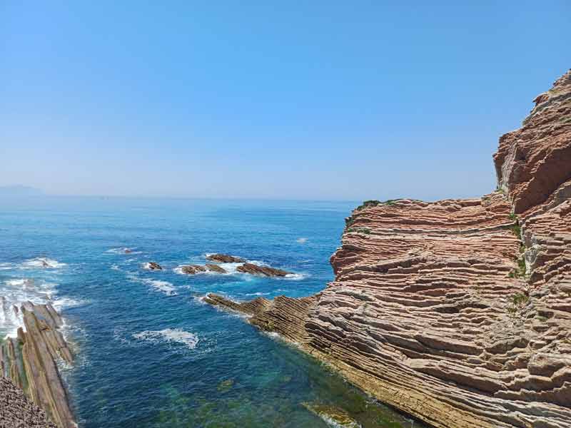 Falaises de flysch de Zumaia aux strates rocheuses millénaires face à l'océan Cantabrique