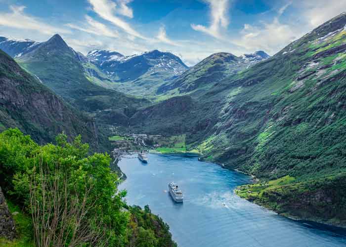 Paquebot dans un fjord