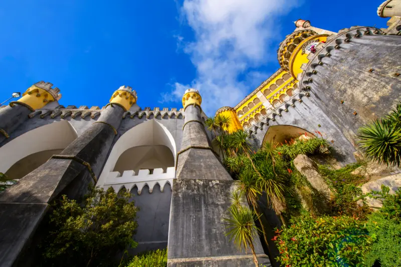 Façade colorée et architecture romantique du Palais national de Pena à Sintra vue en contre-plongée