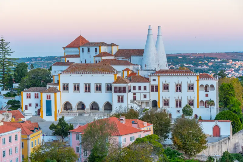 Vue panoramique sur le Palais national de Sintra et ses célèbres cheminées blanches au coucher du soleil