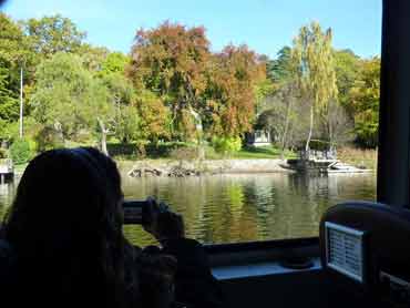 Vue sur le Frisens park de Stockholm depuis le bateau du Royal Canal Tour