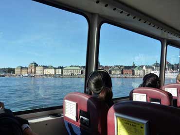 Vue sur Gamla Stan depuis l'intérieur du bateau du Royal Canal Tour