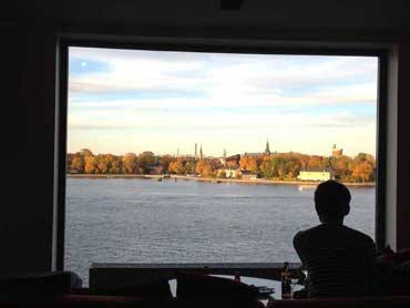 Vue panoramique sur l'île de Djurgården depuis une baie vitrée du restaurant du musée Fotografiska